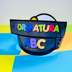 Chapéu de formatura com palavras Formatura e ABC em cores vibrantes.