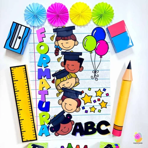 Material escolar colorido com crianças de chapéus de formatura e itens de papelaria.
