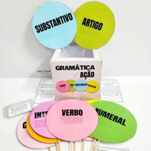Jogo educativo Gramática em Ação com plaquinhas das classes gramaticais, frases destacadas e materiais para aulas interativas e divertidas.