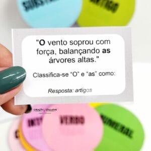Jogo educativo Gramática em Ação com plaquinhas das classes gramaticais, frases destacadas e materiais para aulas interativas e divertidas.