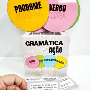 Jogo educativo Gramática em Ação com plaquinhas das classes gramaticais, frases destacadas e materiais para aulas interativas e divertidas.