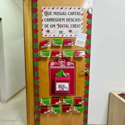 Painel decorativo com cartas de Natal e mensagem de desejos.