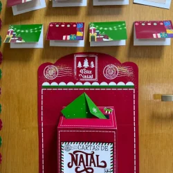 Cartas de Natal coloridas e caixa decorada com tema natalino.