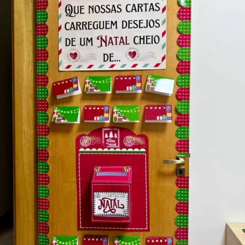 Painel decorativo com cartas de Natal para desejos e mensagens festivas.