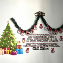 Decoração natalina com árvore, presentes e enfeites de Natal na parede.