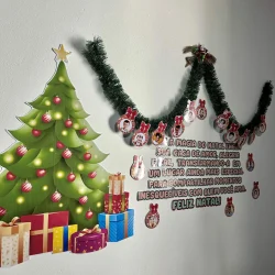 Guirlanda de Natal com enfeites e mensagem de boas festas.