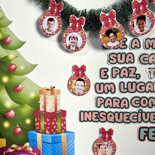 Decoração natalina com fotos de crianças em enfeites de Natal.