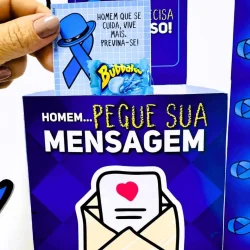Cartaz de campanha de saúde masculina com laço azul e mensagem de prevenção.