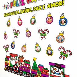 Decoração natalina com enfeites, trenó, Papai Noel e fotos de crianças.