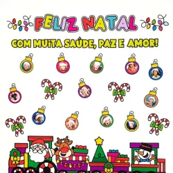 Decoração de Natal com personagens infantis, Papai Noel e presentes coloridos.