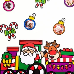 Imagem de Papai Noel e renas com presentes de Natal coloridos.