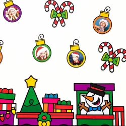 Decoração natalina com fotos de crianças, Papai Noel e trenó colorido.
