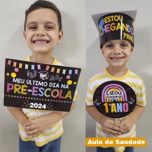 Crianças comemorando o primeiro ano na pré-escola com cartazes e chapéu de formatura.