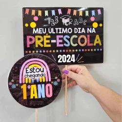 Decoração de festa de formatura de pré-escola com cartazes coloridos.