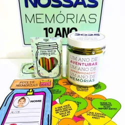 Pote de memórias com itens escolares e lembranças para crianças.