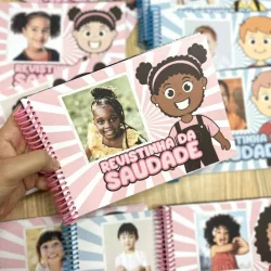 Cadernetas de lembranças com fotos de crianças e personagens animados.