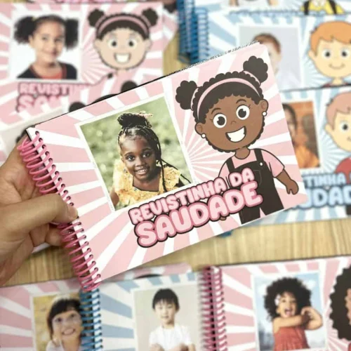 Cadernetas de lembranças com fotos de crianças e personagens animados.