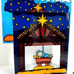 Teatro de Natal com personagem de Jesus no presépio.
