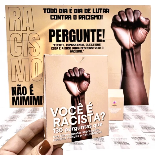 Cartaz de campanha contra racismo com mãos levantadas em sinal de resistência.