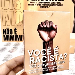 Cartaz com pergunta sobre racismo e perguntas reflexivas para pensar.