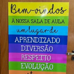 Receba seus alunos com o Cartaz de Boas-Vindas! Tamanho 3x3, placa para porta editável e 12 páginas prontas para imprimir. Garanta o seu! 🎉✨