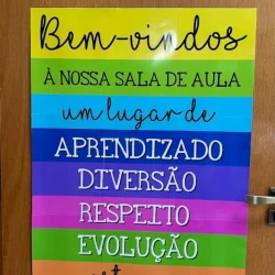 Cartaz colorido de boas-vindas para sala de aula escolar.