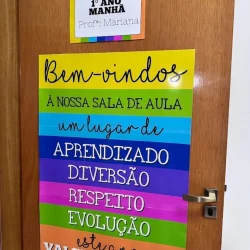 Cartaz colorido de boas-vindas na sala de aula com mensagem de incentivo.