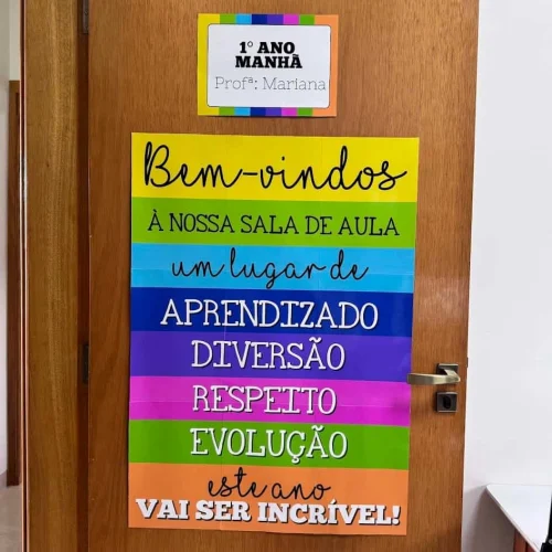 Cartaz colorido de boas-vindas para sala de aula com mensagem de incentivo.