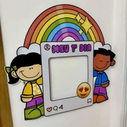 Quadro decorativo com arco-íris, crianças e tema "Meu 1º Dia".