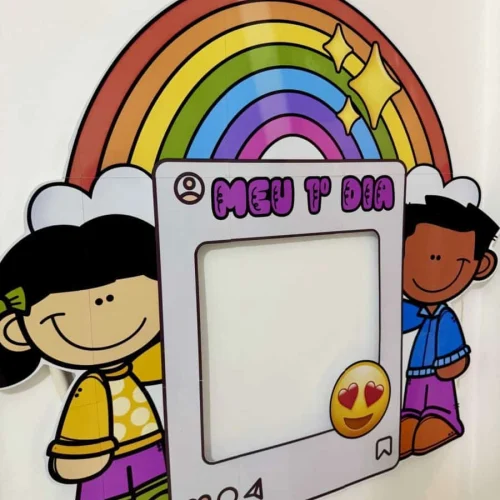 Painel decorativo com arco-íris, crianças e moldura de rede social para fotos.