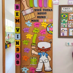 Painel de sala de aula com tema de pintura e nomes de alunos coloridos.