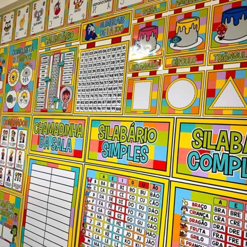 Quadro de atividades educativas com cores vibrantes e figuras para sala de aula.