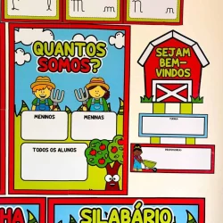 Quadro com perguntas e palavras simples para crianças na sala de aula.