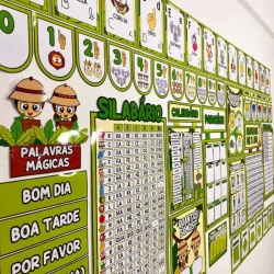 Quadro de palavras mágicas com temas de safari na sala de aula.
