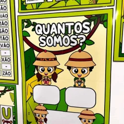 Crianças com chapéus de safari e perguntas sobre quem somos.