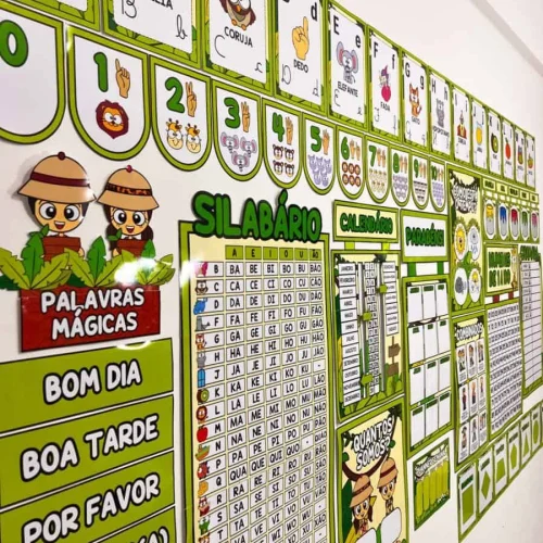 Quadro de palavras mágicas com temas de safari na sala de aula.