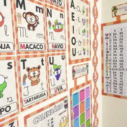 Material de ensino com letras, animais e cores para crianças.