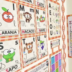 Cartazes com letras, animais e palavras para ensino infantil.