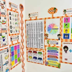 Material de sala de aula com jogos, cores e alfabetização para crianças.
