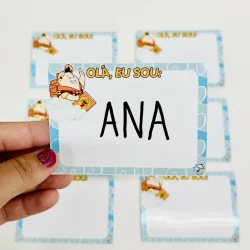 Cartaz de identificação com personagem de desenho animado e nome.