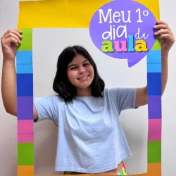 Criança sorridente com moldura colorida de volta às aulas.