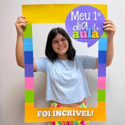 Criança feliz com moldura de volta às aulas colorida.