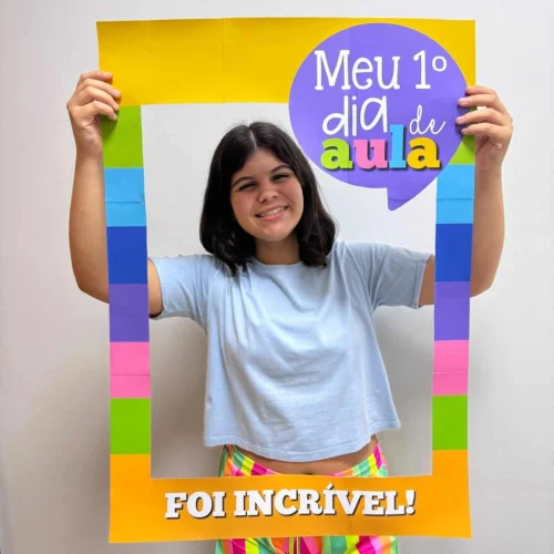 Criança feliz com moldura de volta às aulas colorida.