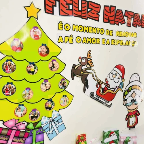 Árvore de Natal decorada com fotos de crianças e presentes coloridos.