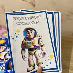 Cartaz de atividade com personagem Buzz Lightyear de Toy Story.