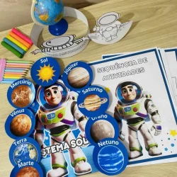 Material didático do sistema solar com personagens e planetas coloridos.