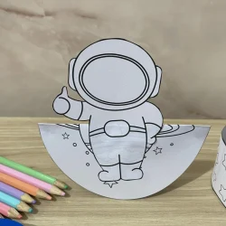 Personagem astronauta de papel para atividades educativas.