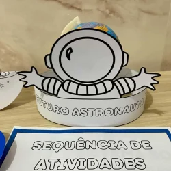 Fantoche de astronauta feito de papel para atividades educativas.