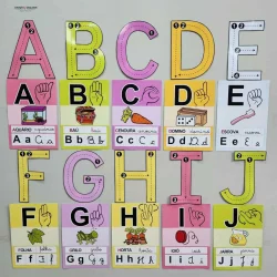 Alfabeto colorido com figuras e nomes em português para educação infantil.