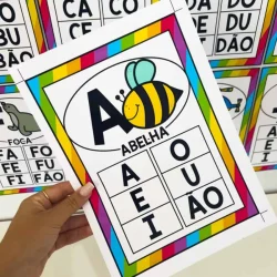 Cartaz do alfabeto com letra A e desenho de abelha para educação infantil.